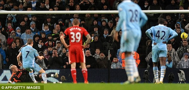 Vòng 20. City 3 Liverpool 0: Milner ghi bàn từ quả penalty.
